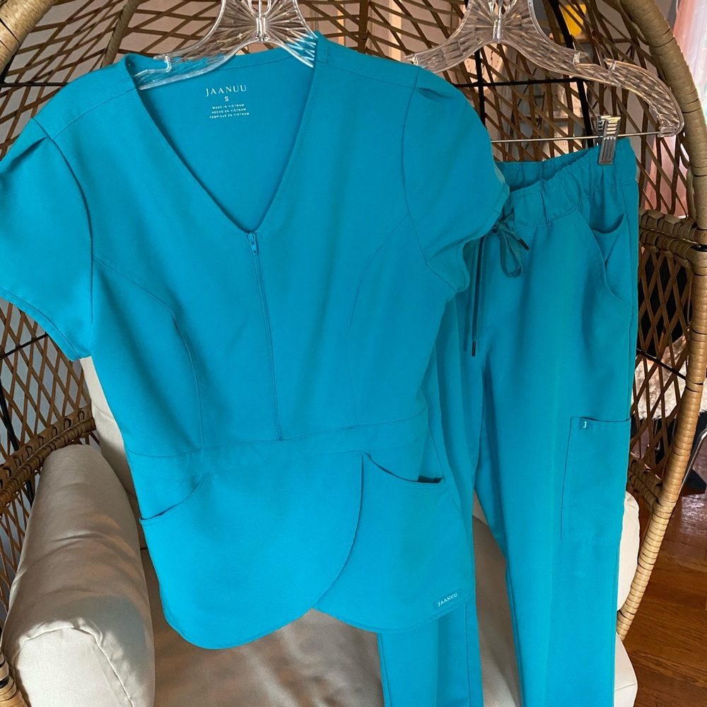 Jaanuu scrub set. Size small.